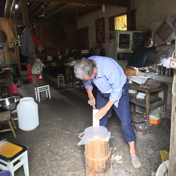 爷爷在做蜂桶,奶奶在做饭,这才是爱情该有的模样